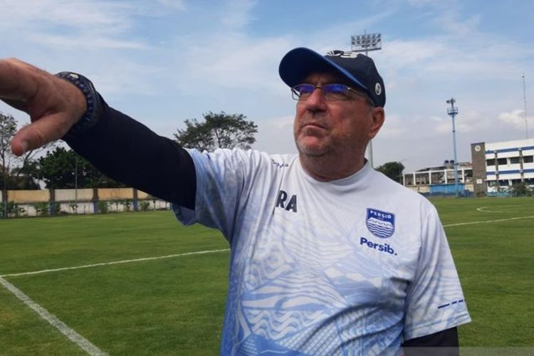 Usai Absen Karena Sakit, Robert Sudah Mulai Latih Persib