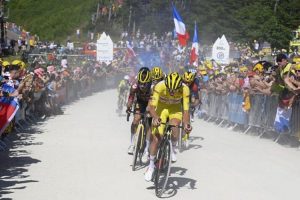 Demi Pertahankan Kaus Kuning, Pogacar Salip Vingegaard Di Etape Tujuh