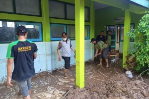 Ratusan Personil Ansor Banser Pati Lakukan Bersih Lingkungan Terdampak Banjir  