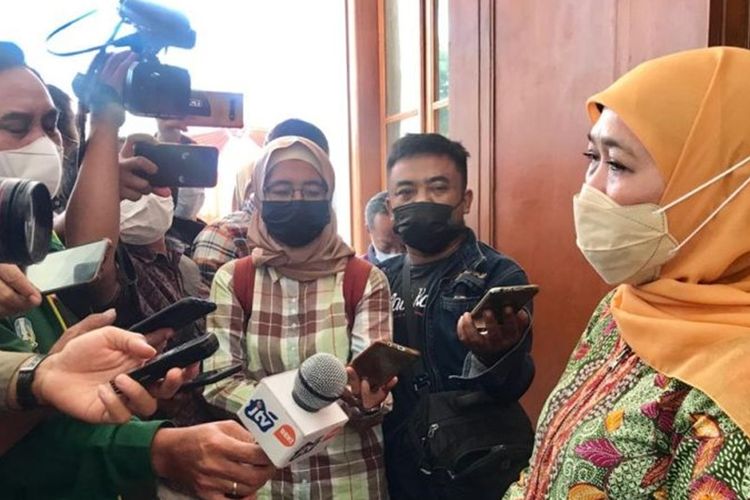 Khofifah Indar Parawansa Terima Anugerah Pemimpin Terpopuler Di Media Daring