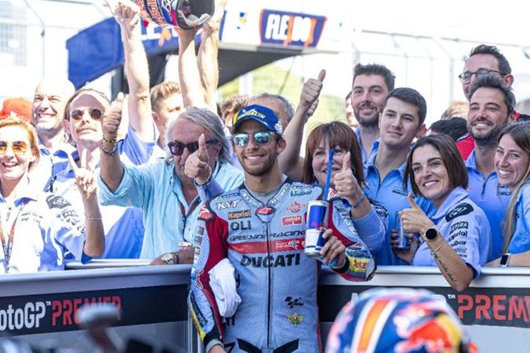 Pendukung Bangga Saksikan Enea Bastianini Mulai Menyodok