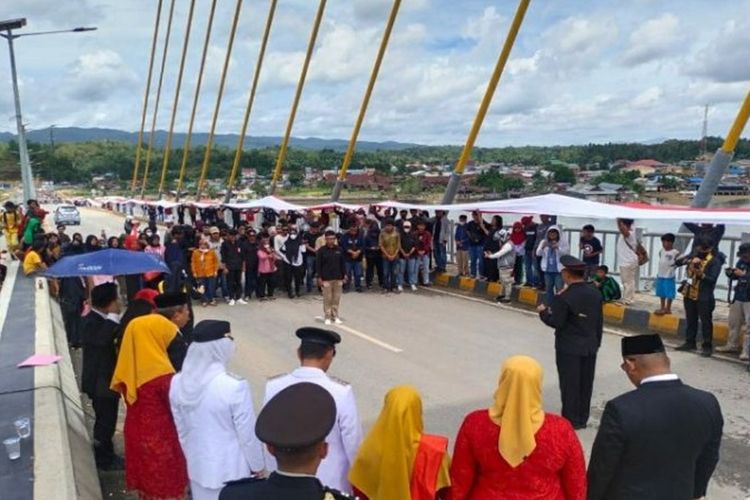 770 Meter Bendera Merah Putih Dikibarkan Di Jembatan Teluk Kendari