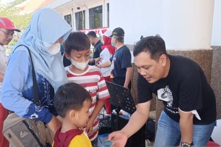 Jalan Santai “Merah Putih”, Ribuan Warga Banjarbaru Meriahkan HUT RI Ke-77