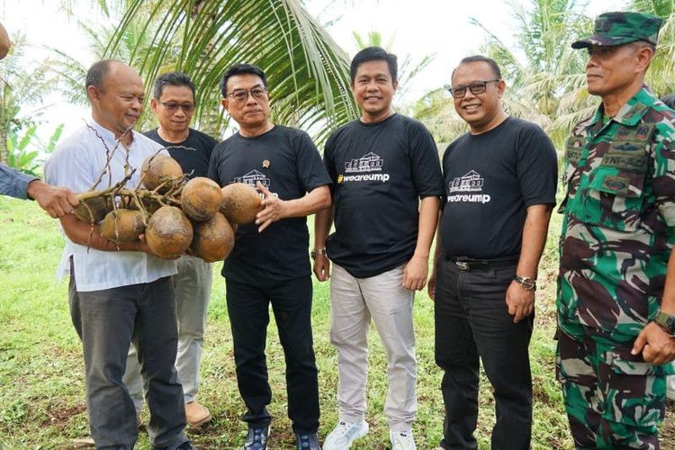 Moeldoko tanam varietas baru kopyor di UMP Jateng