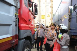 Pantau Kemacetan Pantura Naik Trail, Kapolresta Pati Sekaligus Bagikan 150 Nasi Kotak Kepada Sopir