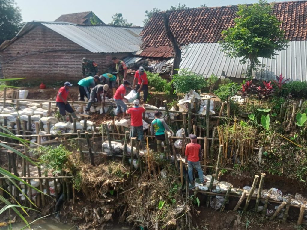 Cegah terjadinya Longsor, Warga Bulumanis Kidul, Lakukan Perbaikan Tanggul Dengan Gotong Royong