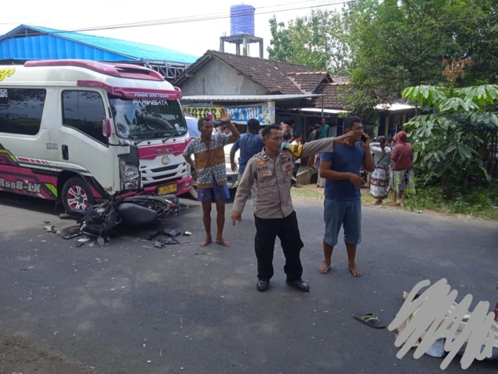 Terlalu Menengah, Seorang Laki Laki Paruh Baya Tertabrak Microbus Tewas Di Tempat