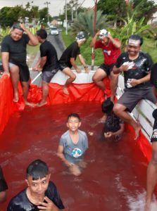 Padusan Unik Truck Berisi Air dengan Tema “Padusan Menghibur Pengguna Jalan”