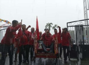 Meriah, 50 Bacaleg Dari PDIP Kabupaten Pati Disambut Kesenian Wayang Di Depan KPU Pati.