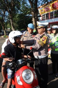 Polresta Pati Bagikan Helm Gratis Bagi Pelanggar Saat Operasi Candi.