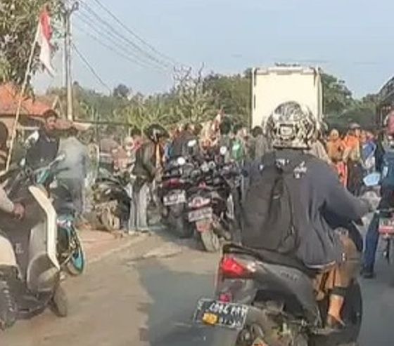 Viral Penjarahan Susu di Indramayu saat Truck Penganggut Terguling