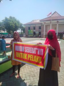 Puluhan Massa Datangi PN, Tegakkan Keadilan Dalam Kasus Pencabulan Yang Dialami RA.
