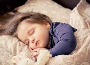 Bingung Mengapa Jadwal Tidur Si Kecil Kerap Berubah? Begini Alasannya
