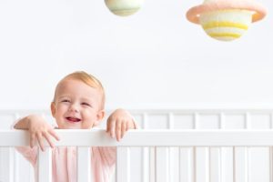 Ketahui Manfaat Bercermin Bagi Bayi