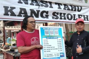 PKL Kudus Dibantu BRI Sediakan Barcode QRIS Untuk Layani Pembayaran Non Tunai