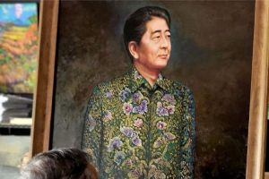 Dipo Alam hadiahi lukisan Shinzo Abe berbatik kepada Dubes Jepang