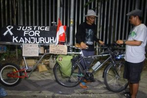 Suporter Arema Gowes dari Malang Menuju Jakarta
