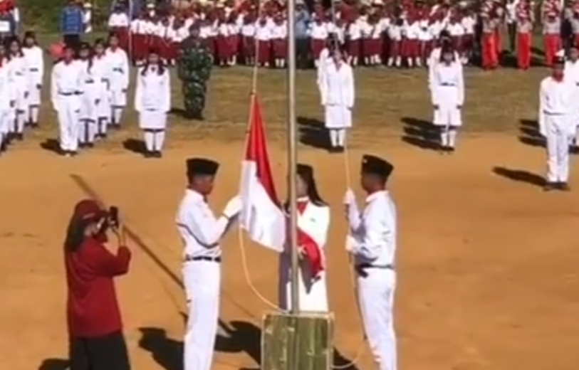 Miris, Mahasiswi KKN Rekam Pengibaran Bendera Terlalu Dekat