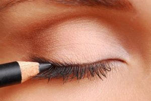 Tips Pakai Eyeliner Dengan Rapi