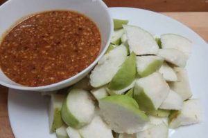 Bikin Ngiler, Berikut Ini Cara Buat Rujak Jambu Kristal