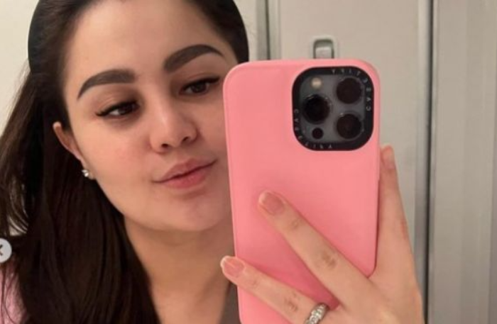 Aksi Jennifer Dunn yang Memposting Selfie Saat Berada di Toilet Pesawat Jadi Sorotan