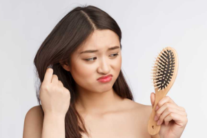 Faktor yang Secara Mengejutkan Bisa Jadi Penyebab Rambut Rontok