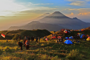 Suguhkan Pemandangan Eksotis, Gunung di Jawa Tengah yang Wajib Kamu Daki