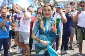 Model Cantik Ini Jadi Sorotan Saat Pesta Perayaan Juara Scudetto Napoli