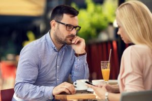 9 Alasan Mengapa Suami Sering Bersikap Cuek pada Istri