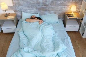 Berpelukan Dengan Istri Saat Tidur Bantu Sehatkan Tubuh