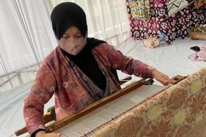 Penenun Songket Palembang Kembangkan Usaha Lewat KUR dan UMi