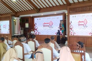 Bupati Pati menyerahkan Kirab Obor Api Abadi Mrapen PeSONas
