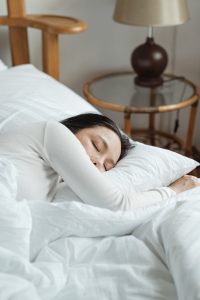 5 Kebiasaan Sebelum Tidur Ini Dapat Sebabkan Kulitmu Terlihat Keriput