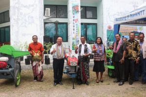 Pemerintah Kupang Berikan Tiga Unit Alsintan Bagi Petani