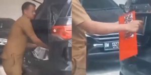 Oknum PNS Terekam Kamera saat Mengganti Plat Mobil Merah Menjadi Hitam