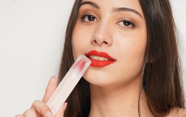 Tips Tampil Berani dengan Memilih Lipstik Warna Terang