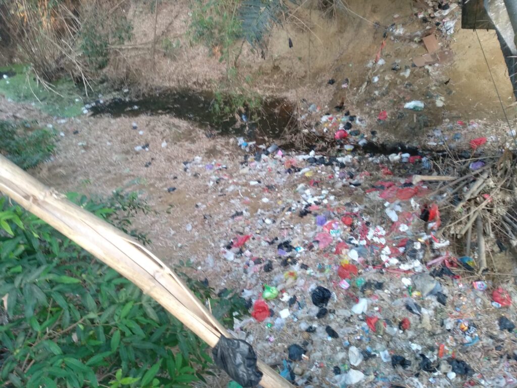 Sampah Menumpuk Di sungai, DPUTR Pati Sebut Bukan Wewenangnya.