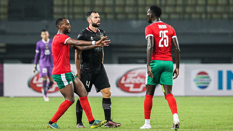 Jordi Amat dan Yance Sayuri batal dipanggil ke timnas Indonesia. Keduanya cedera jelang laga kualifikasi Piala Dunia 2026 melawan Brunei Darussalam.