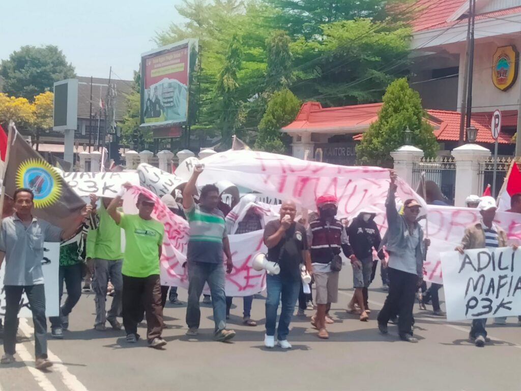 Diduga Ada Mafia PPPK, Ormas Geruduk Kantor BKPP Pati.
