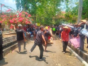Barongan Hiasi aksi Damai, Ribuan Masyarakat sampaikan 5 Tuntutan.