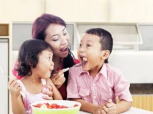 Mengapa Anak Lebih Suka Makan Bersama Teman-Teman Mereka? Begini Penjelasannya