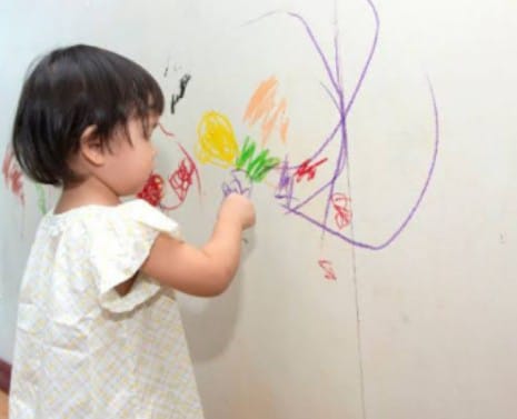 Berbagai Alasan Mengapa Anak Suka Mencoret Tembok, Sering Bikin darting!