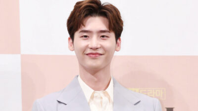 Aktor terkenal asal Korea Selatan, Lee Jong-suk, tampaknya tengah mengejar ambisi baru dengan rencananya mendirikan perusahaan produksi sendiri (Sumber foto: WowKeren)