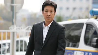 ktor terkenal Korea Selatan, Lee Sun Kyun, telah menjalani pemeriksaan kedua terkait kasus penggunaan narkoba ilegal di Kantor Polisi Nonhyeon Incheon (Sumber foto : Wowkeren)