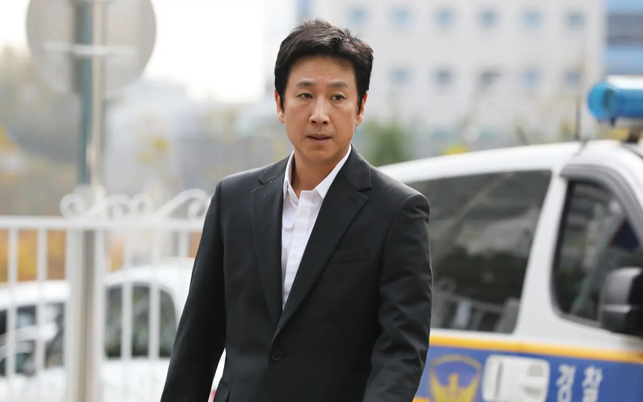 ktor terkenal Korea Selatan, Lee Sun Kyun, telah menjalani pemeriksaan kedua terkait kasus penggunaan narkoba ilegal di Kantor Polisi Nonhyeon Incheon (Sumber foto : Wowkeren)