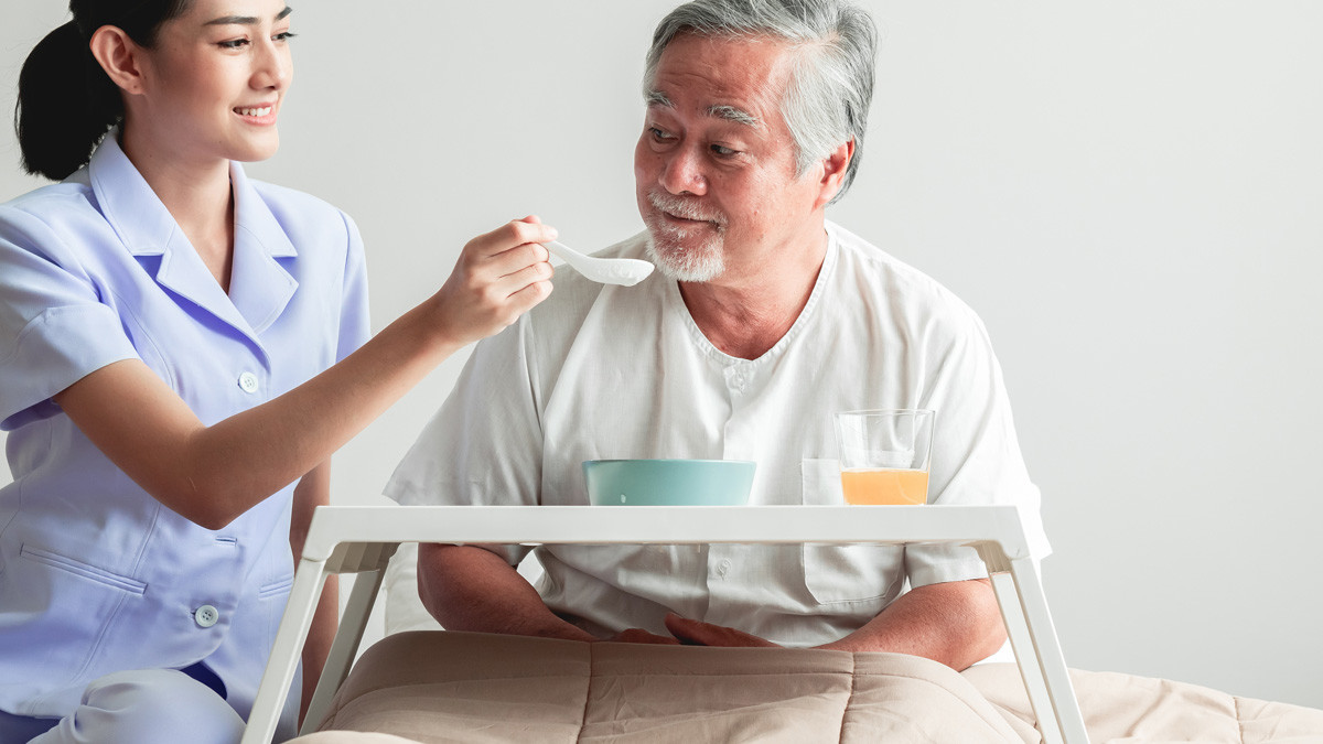 Penderita stroke seringkali perlu mengubah pola makan mereka untuk mendukung pemulihan dan mengurangi risiko komplikasi. Memilih makanan (Sumber Foto:Klikdokter)