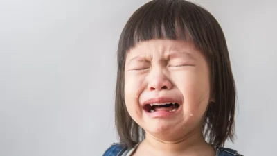 Membiarkan anak kecil menangis terlalu lama dapat memiliki dampak yang signifikan pada perkembangan mereka. Beberapa dampak ini dapat berhubungan (Sumber foto: Klikdokter)