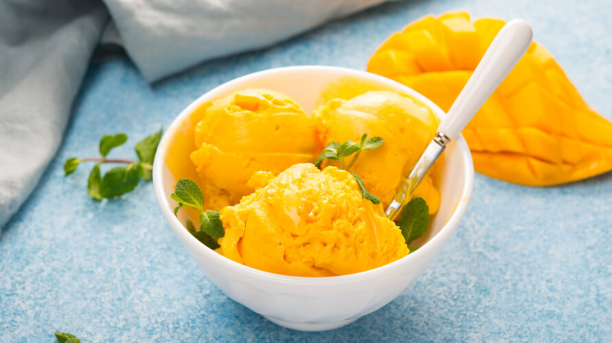 Eskrim mangga adalah hidangan penutup yang segar dan lezat, terutama saat cuaca sedang panas-panasnya. Buah mangga yang beraroma wangi, (Sumber foto:SehatQ)