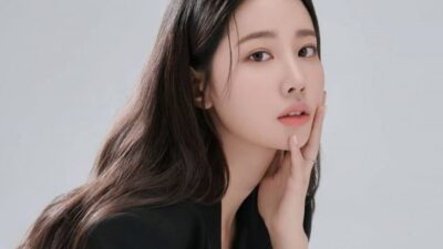 Kabar cinta kembali menghangatkan dunia hiburan Korea Selatan, kali ini melibatkan aktris dan mantan anggota Berry Good, Shin Ji Won, yang lebih (Sumber foto: AIlKpop)