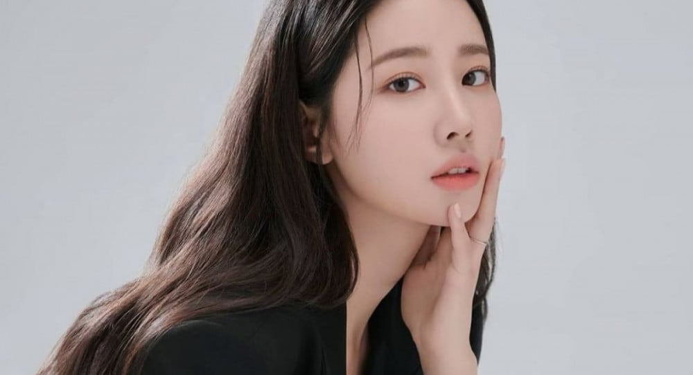 Kabar cinta kembali menghangatkan dunia hiburan Korea Selatan, kali ini melibatkan aktris dan mantan anggota Berry Good, Shin Ji Won, yang lebih (Sumber foto: AIlKpop)